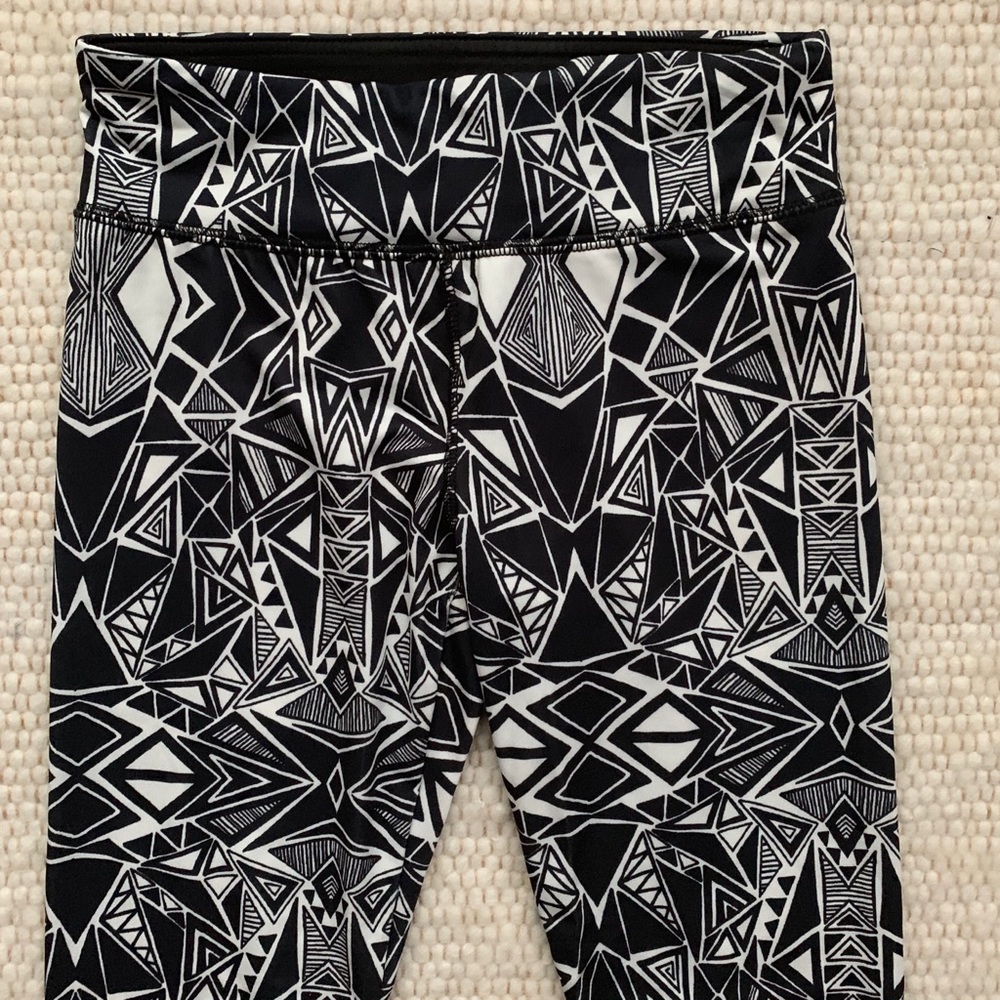 Geometric workout leggings NWOT